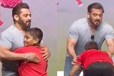 Salman Khan Hugs Young Fan Who Touched His Feet at Ganesh Chaturthi Event, Video Goes Viral | Watch