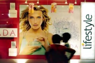 Retail majors shop for mgmt talent