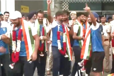 Indian Men's Hockey Team Gets Grand Welcome At Delhi Airport After Winning Bronze In Olympics - WATCH