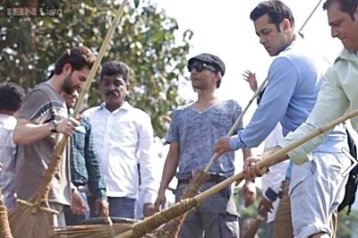 Salman Khan takes broom in his hands to support PM Narendra Modi's 'Swachh Bharat Abhiyan'; nominates Aamir Khan, Rajinikanth