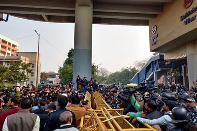 Scuffle Between Jamia Protesters & Delhi Police as Anti-CAA March from Varsity to Parliament Stopped