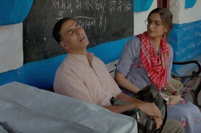 PadMan New Song: Akshay Kumar, Sonam Kapoor Set Out On a Joint Mission In Hu Ba Hu