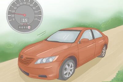 How to Drive and Pull Over with a Flat Tire