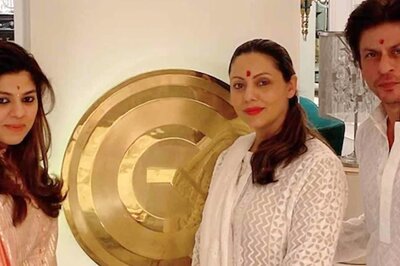 Shah Rukh Khan, Karan Johar's Kids Pose Together in This Unseen Picture