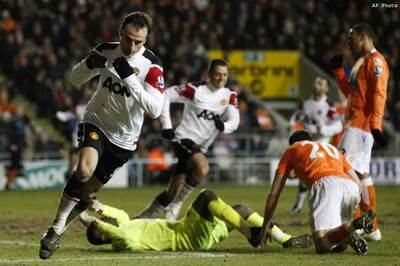 Fulham confirm Berbatov signing from United