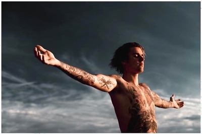 Justin Bieber Gives Money to Homeless Man in Miami, Beliebers Shower Him With Praise