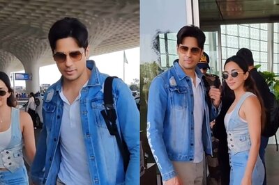 Sidharth Malhotra, Kiara Advani Walk Hand-in-hand As They Get Papped At Airport; Watch Video