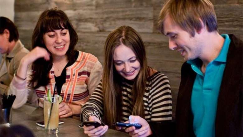 Foursquare adds comment, photos