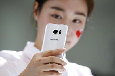 Samsung Group's Pension Fund Offices Raided as S.Korea Scandal Grows