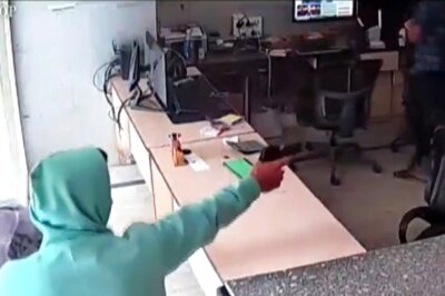 Miscreants Open Fire in Cable Office in Delhi's Chanchal Park, 1 Injured | WATCH