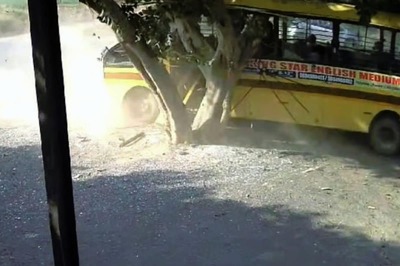 Speeding School Bus Crashes into Tree in Pune, Multiple Students Injured | Caught on Cam