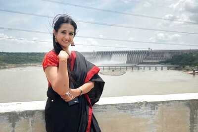 Actress Laya Slays In Simple Black Cotton Saree On Her Visit To Nagarjuna Sagar Dam