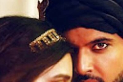 Karan Kundrra and Divya Agarwal Celebrate Success of New Song Bechari With Cake; Watch