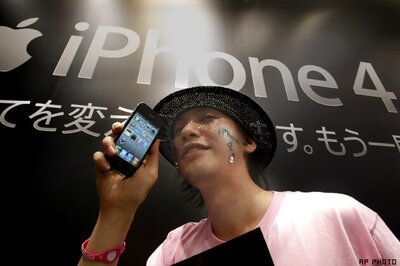 Sleep-deprived Apple fans brave rain for iPhone 4