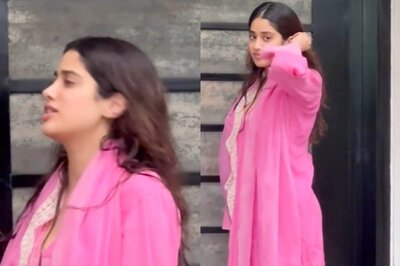 Janhvi Kapoor Says ‘Mujhe Sharam Aa Rahi Hai’ As Paps Ask Her To Pose, Video Goes Viral; Watch