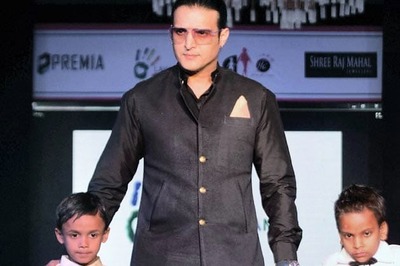 Snapshot: Bandhgala jacket and black kurta, Jimmy Shergill walks the ramp for charity