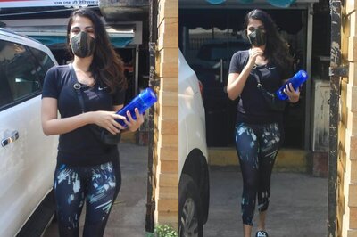 Rhea Chakraborty Greets Paparazzi As She Steps Out of Gym, Says 'Theek Ho Rahi Hoon'