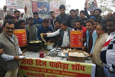 Lucknow Graduates Put up 'Ache Din Pakoda Shop' to Protest Modi's Remark, Sell IIT, MBA Pakodas