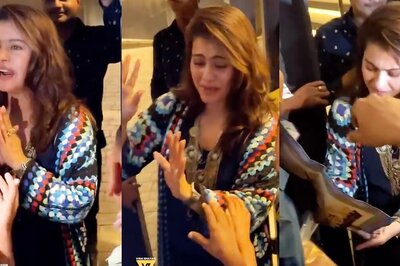 Kajol Seen Struggling As MASSIVE Crowd Gathers Outside Her Bungalow on Birthday | Watch