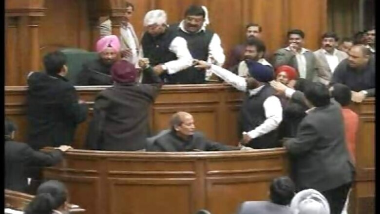 Kejriwal tables Jan Lokpal Bill in Delhi Assembly