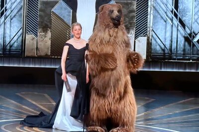 Elizabeth Banks Nearly Falls On Oscar Stage; Internet Reacts To Flawless Recovery