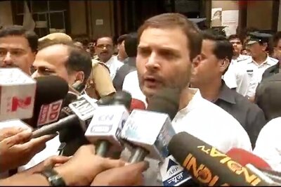 Rahul shares stage with Left leaders, favours coalition govt