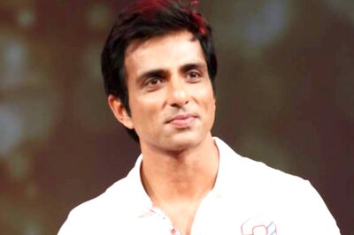 Sonu Sood Urges All to Help Rescue Indians Amid Bangladesh Violence: 'So They Get A Good Life Here'