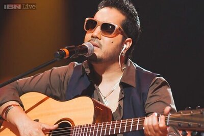 Singer Mika Singh slaps a doctor while performing at a Delhi concert