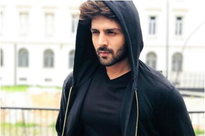 Kartik Aaryan Has a Crazy Fan Experience as Four Girls Show Up at His House