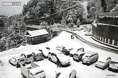 Heavy snowfall covers Shimla, temperature drops further