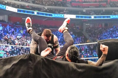 WWE SmackDown Results: Kevin Owens and Roman Reigns Sign Contract for Royal Rumble Clash