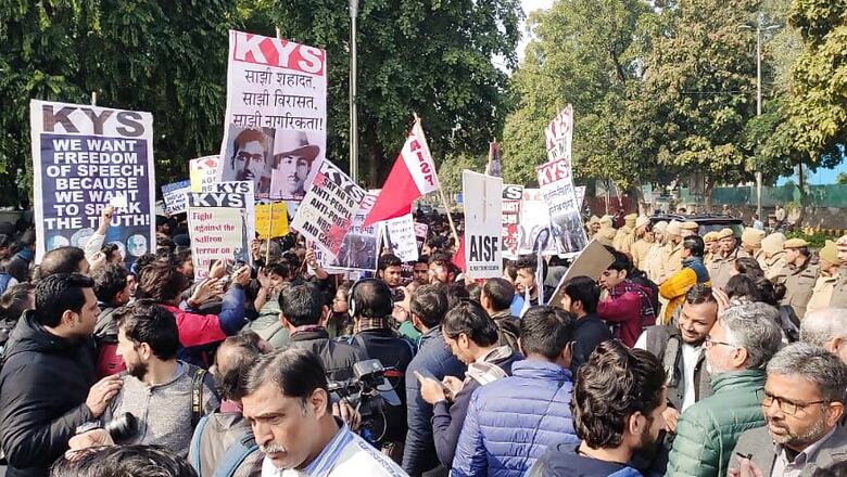 Demanding Removal of JNU VC Post Sunday Violence, Students & Teachers March at Delhi's Mandi House