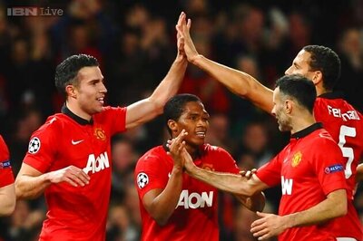 Robin van Persie's hat-trick takes Manchester United to CL quarters