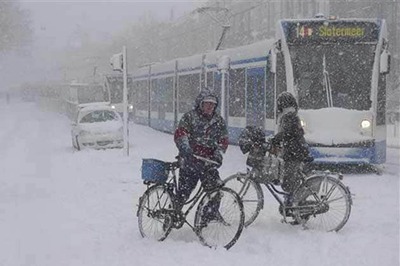 Heavy snow sparks travel chaos in Europe
