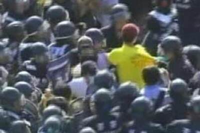 Korean carmaker employees clash with cops, 50 hurt