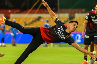 IPL 2023: Sunil Chhetri Visits RCB’s Practice Session, Stuns Virat Kohli, Du Plessis With a Diving Catch - WATCH