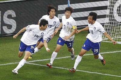 South Korea hold nerve to reach last 16