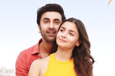 Alia Bhatt Sings Kesariya During Brahmastra Promotions as Ranbir Kapoor Cheers On; Watch Video