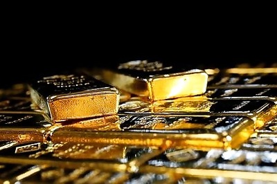 Gold flirts with record peak on bleak economic outlook