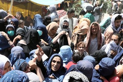 Pakistani Forces Clash with Afghan Protesters at Border Crossing Shut by Taliban