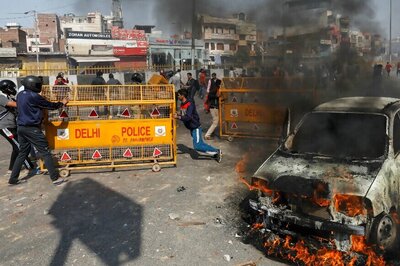 Patients Being Brought to Hospitals on Bikes & Vans as Protesters Block Ambulances in Northeast Delhi