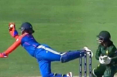 Richa Ghosh's One-handed Stunner Sets Social Media Ablaze, Fans Compares it with 'Leopard Catching an Eagle' | WATCH