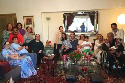 Rishi Kapoor enjoys lunch with his real 'Kapoor & Family'; shares photo on Twitter