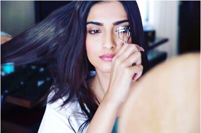 Sonam Kapoor Struggling to Curl Her Eye Lashes is Way too Relatable for Girls
