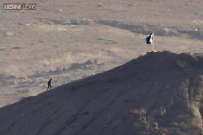 Street fighting rages in Syrian town as Islamic State moves in