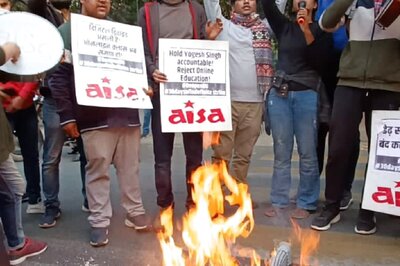 30-days on, DU Reopening Protest Continues, Students Burn VC’s Effigy, 'Reject Online Education'