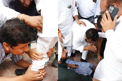 High Drama Unfolds In Delhi As AAP Minister Grabs BJP MLA's Foot Over Bus Marshals’ Issue | WATCH