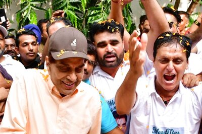 Dharmendra Cuts Cake, Celebrates His 87th Birthday With Fans In a Massive Way; Pics