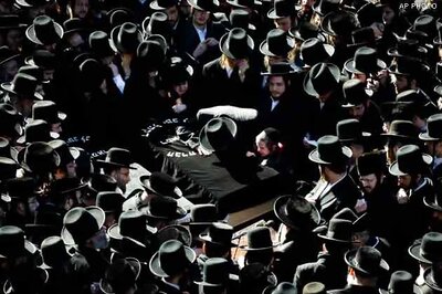 Expectant parents die in car crash, infant survives