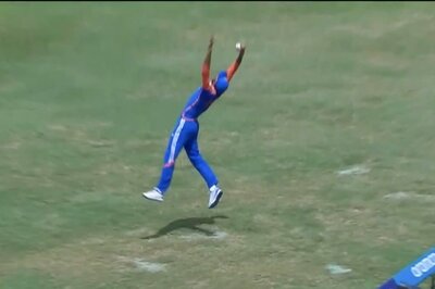 Axar Patel Pulls Off a One-handed Stunner to Get Rid of Mitchell Marsh: WATCH